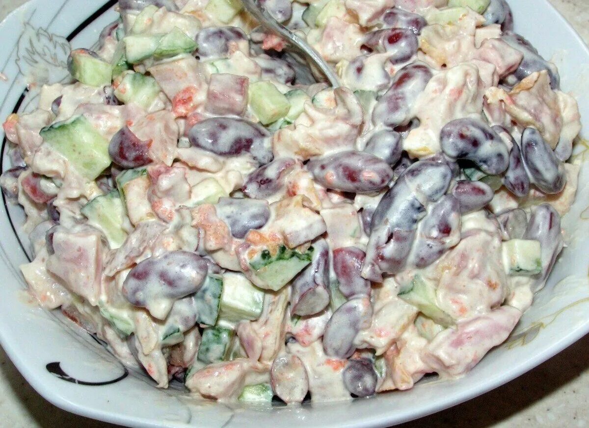 Курица фасоль соленый огурец. Салат с копчёной куринной грудкой и красной фасолью. салат с копчёной курицей и фасолью. салат из копченой курицы с фасолью. салат из копченой куры с фасолью.