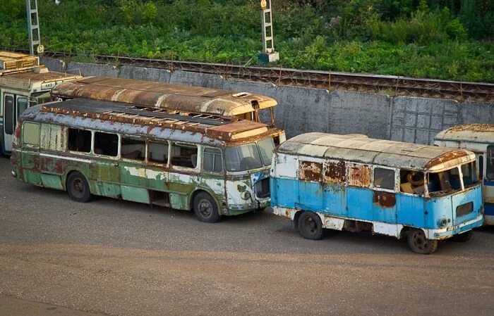 Автобус старый оскол кладбище. Заброшенный автобус. Старые автобусы. Заброшенный Советский автобус. Ржавый автобус.