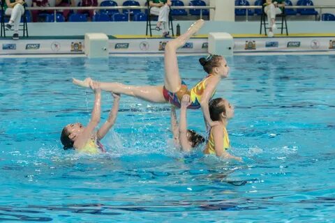 На соревнованиях по синхронному плаванию