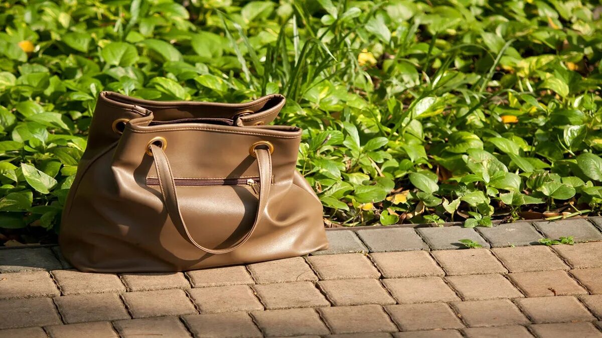 The bag on the floor. Vessana gahon сумка. bags on the floor. on the bag.