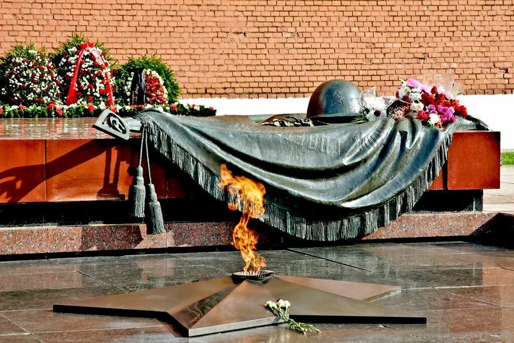Почему мемориал могила неизвестного солдата имеет важнейшее. Могила неизвестного солдата Москва. Мемориальный архитектурный ансамбль могила неизвестного солдата. Памятник неизвестному солдату в Москве. Могила неизвестного солдата памятник парк Победы.