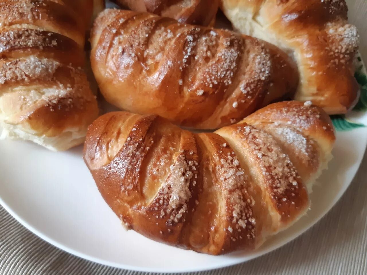 Из дрожжевого с яблоками и корицей. Булочки с яблоками. Красивые булочки с яблоками из дрожжевого теста. Из дрожжевого с яблоками и корицей. Булочки с яблоками.