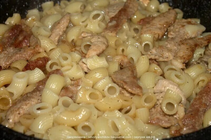 Рожки с курицей. Макароны с мясом. Макароны по-флотски с фаршем. Паста с мясом. Макароны с мясом на сковороде.