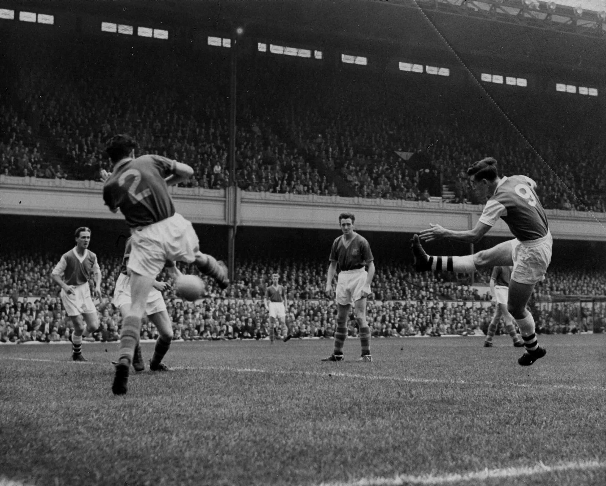 Футболист играющий в нападении. Arsenal Highbury 1960s. Полевой #12 игрок. Leeds United.