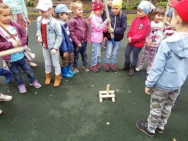 Уличные игры для детей. Городки в доу. Игра городки в детском саду. Картинки игры городок. Игра городки.