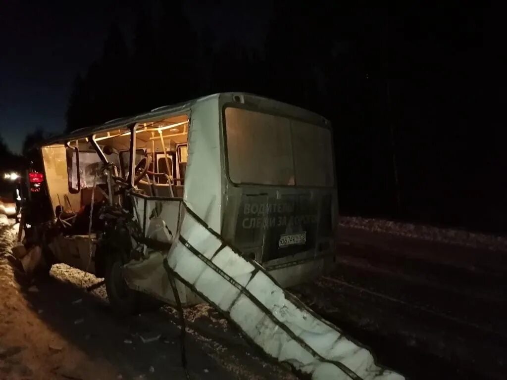 Камаз врезался в пятиэтажку. Дтп усть луга. Дтп усть луга. Авария с автобусом в кингисеппском районе. Фура на дороге.