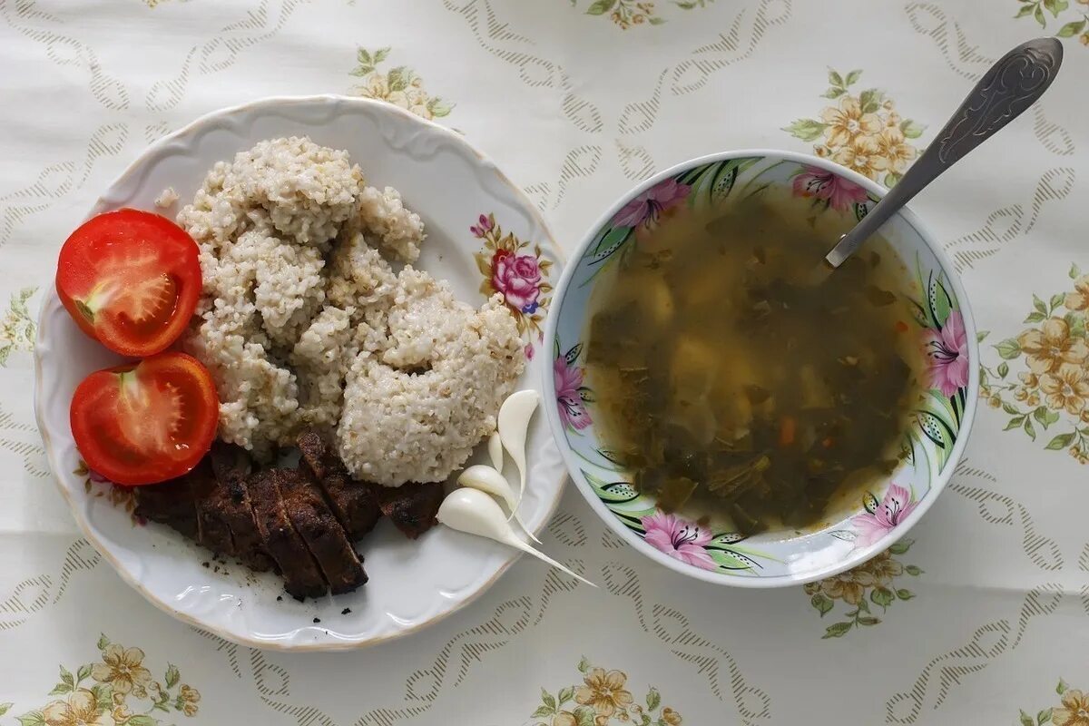 Невкусная еда в столовой. Невкусная еда в школьной столовой. Отвратительная еда в столовой. ЕДВ из школьной столовой