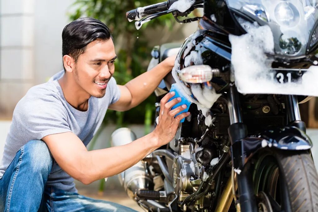 Motorcycle man. Body motor. Мотоцикл на автомойке. Ремонтирует мотоцикл. На полированный мотоцикл.