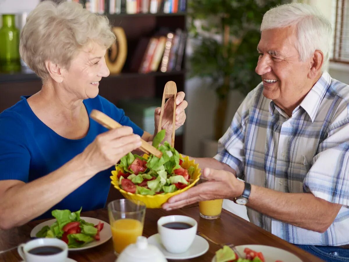 Что нельзя есть пожилым людям. Здоровое питание в пожилом возрасте. Здоровое питание пожилых. Правильное питание в пожилом возрасте. Питание в старческом возрасте.