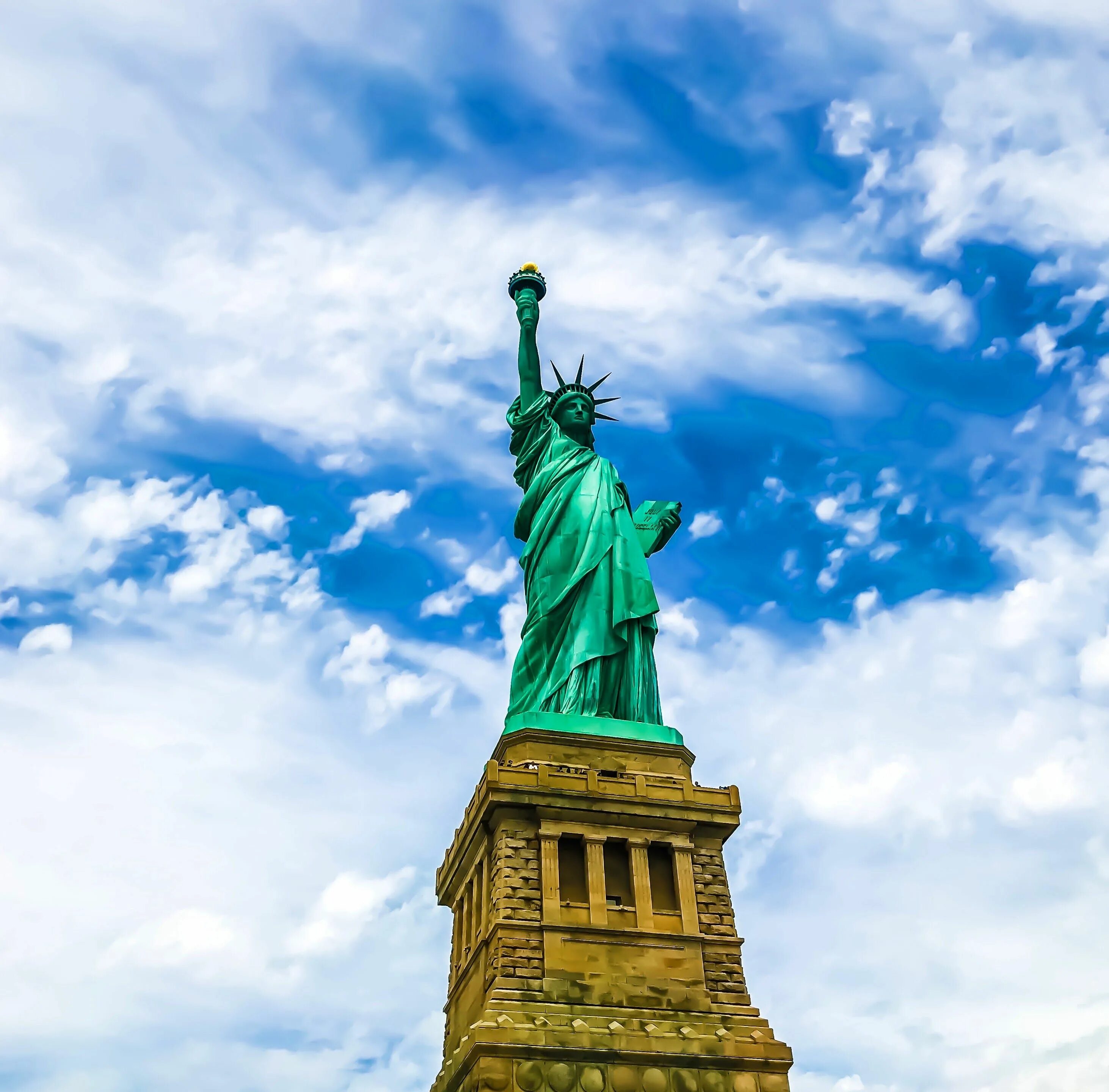 Со статуей. Гюстав Эйфель статуя свободы. Статуя свободы Нью-Йорк. Испания статуя свободы. Статуя свободы во Львове.