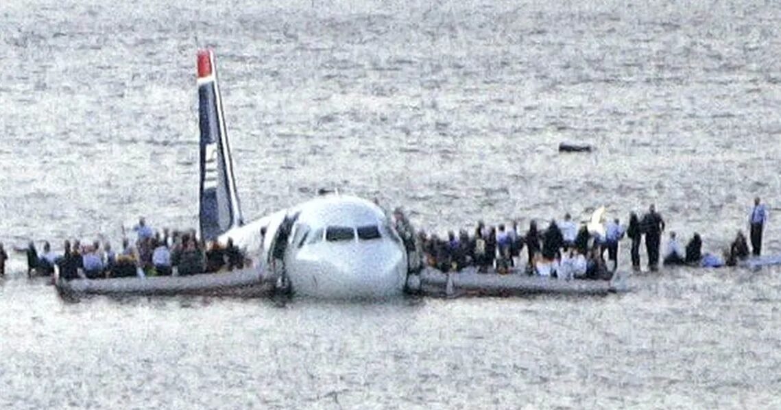 Hudson river plane crash. Авиакатастрофа на Гудзоне 2009. Ту 124 на Неве. Airbus a320 Гудзон. Приводнение на Неву ту-124.