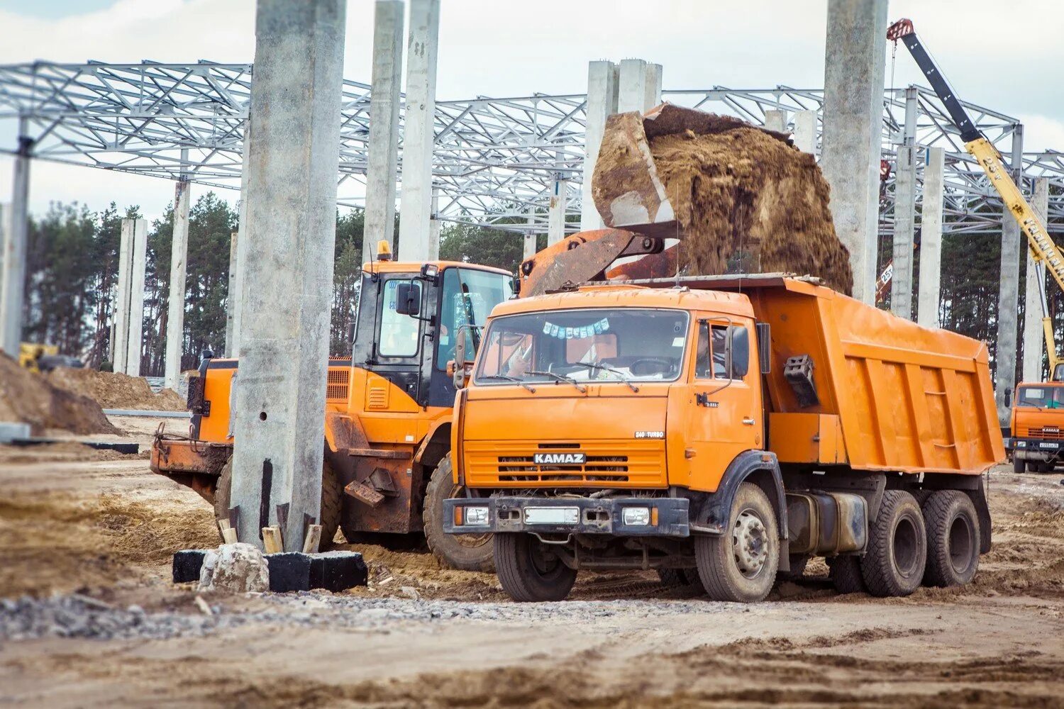 Щебень 22. КАМАЗ 65115 щебень. Строительный самосвал КАМАЗ-65115. КАМАЗ 65115 С песком груженый. КАМАЗ 65115 груженный щебнем.