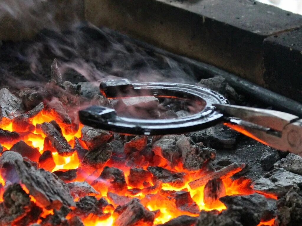 Кузница горн наковальня. Огонь в кузнице. Кузница огонь. Огонь в кузнечной печи. Огонь в кузнице.