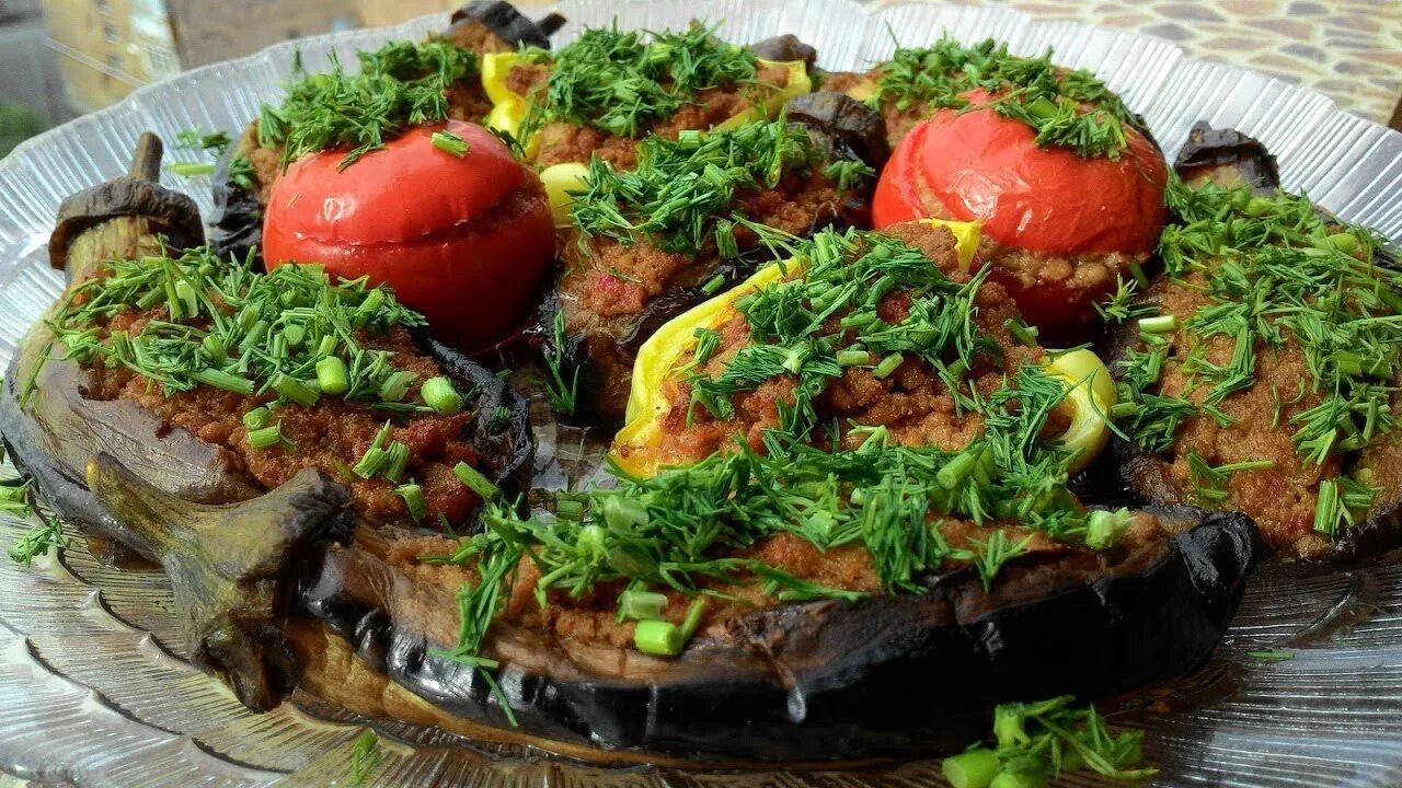 Баклажаны маринованные фаршированные. Баклажаны в томатном соусе. Имам-баялды из баклажанов. Армянские кухня баклажаны. Баклажаны по кавказски.