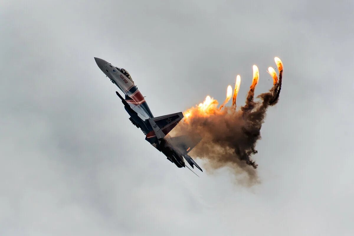 Отстрел тепловых. Ми-28 вертолёт тепловые ловушки. Самолет россии тепловые ловушки. Вертолет отстреливает тепловые ловушки. Фигура пилотажа кобра пугачева.