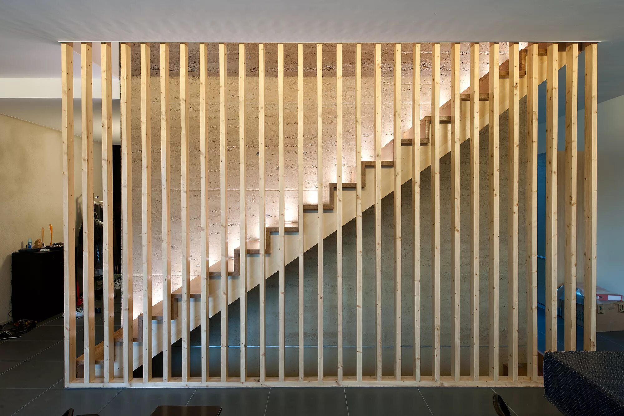 декоративные перегородки. реечные перегородки леруа мерлен. перегородка из деревянных реек. реечное ограждение лестницы. баффели перегородки.