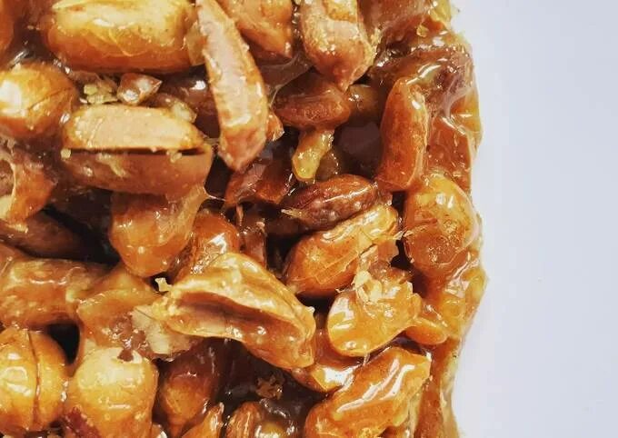 Карамельный арахис. Орехи в карамели. Арахис в карамели. Печенье с карамелью и орешками. Арахис в соленой карамели.