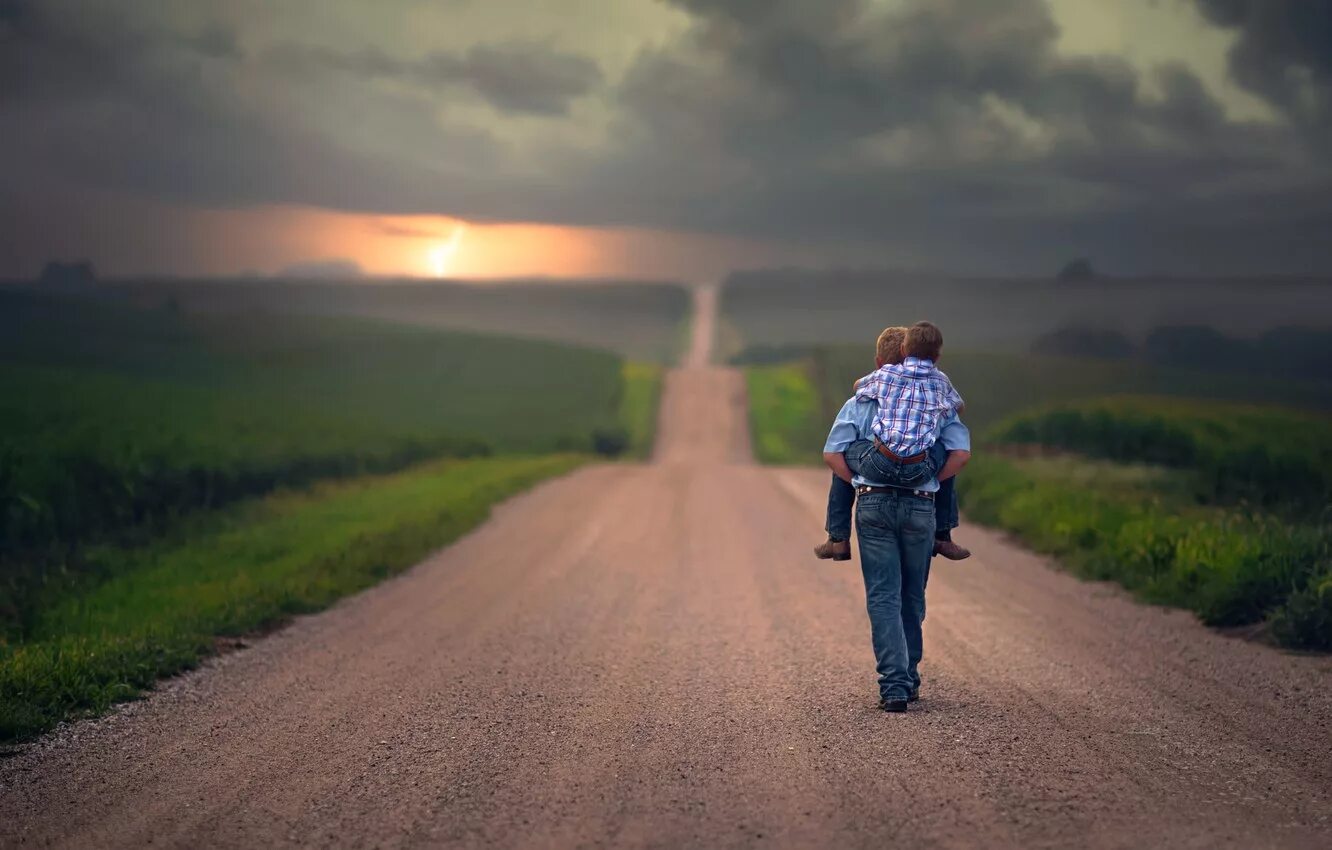 Человек уходящий в даль. Девушка идет по дороге. Девушка на дороге со спины. Уходящая в даль. Девушка идет по дороге.