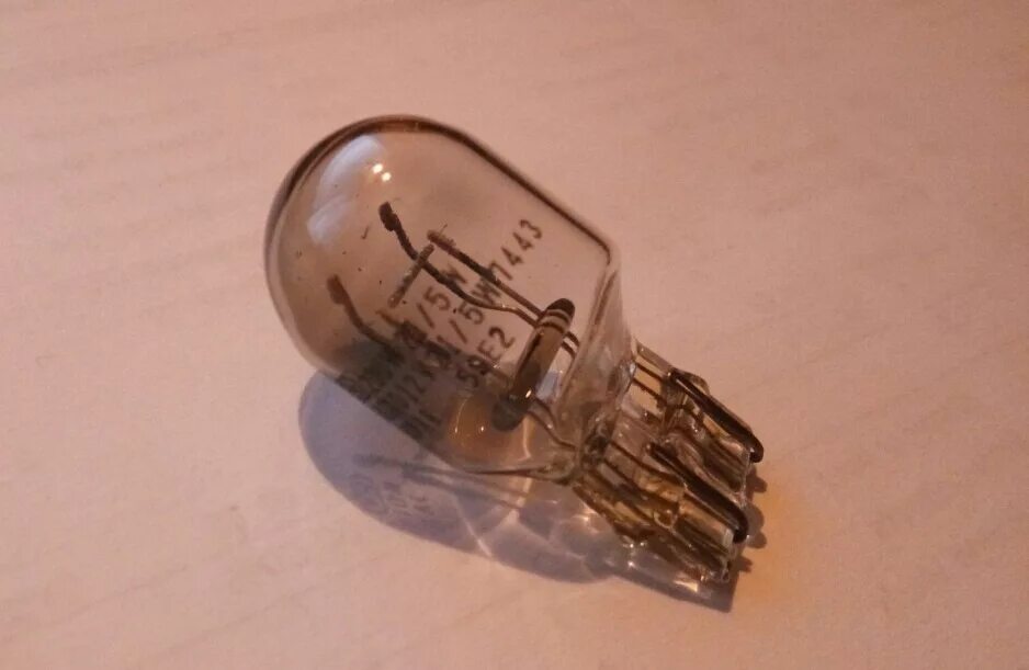 Лампа подсветки тойота эстима. Лампа с 2 режимами. Лампочка т20. Ленд ровер фрилендер 2 лампа стоп сигнала. Лампа t5 12v 1.