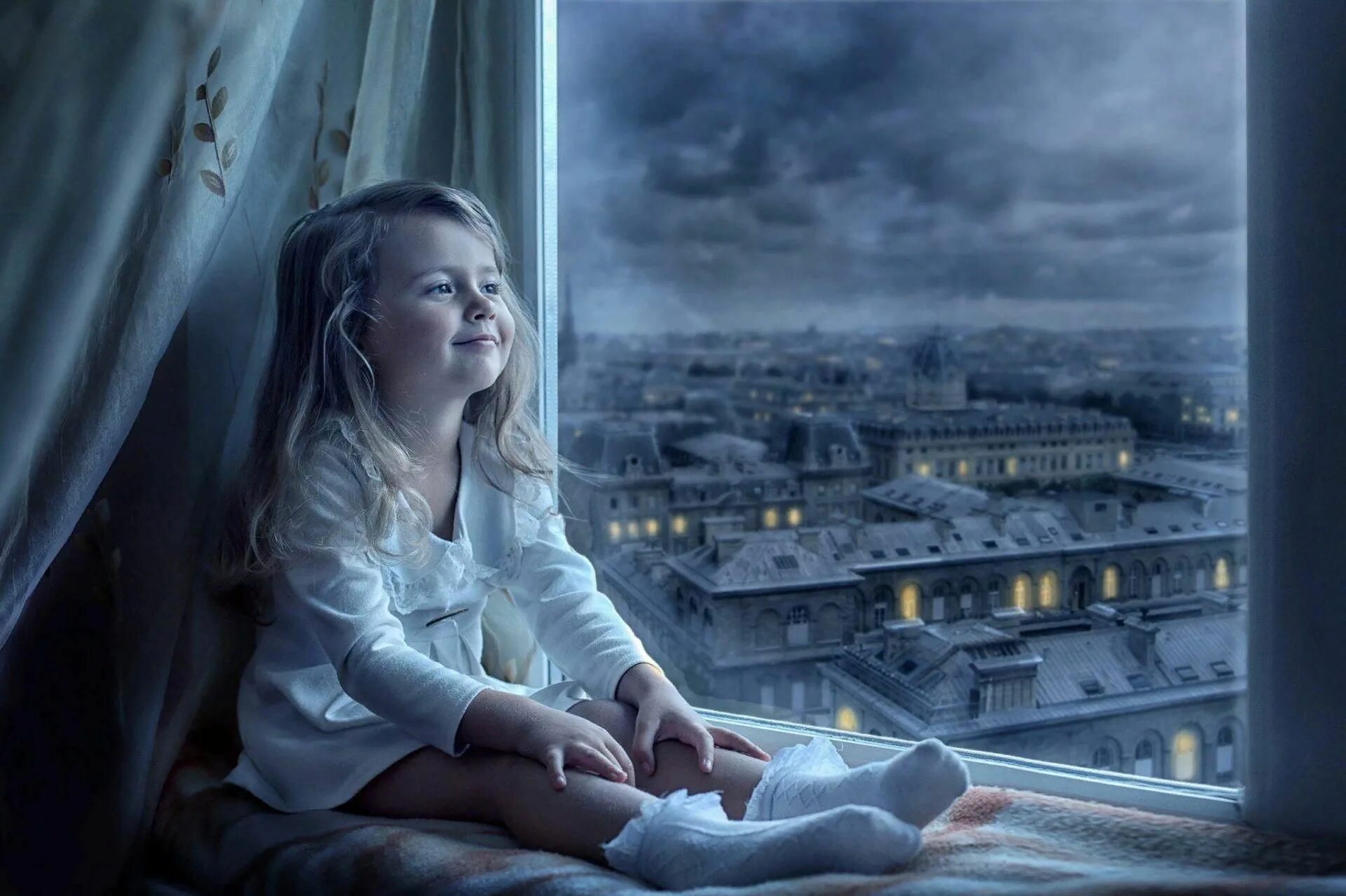 Девочка на подоконнике. Девочка сидит у окна. Маленькая девочка у окна. Хочется вернуться в детство.