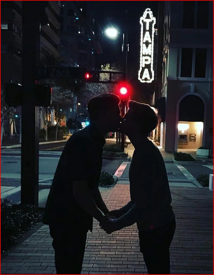 два мужика ночью. темный силуэт. поцелуй вечером на улице. два силуэта в темноте. двое в ночи.