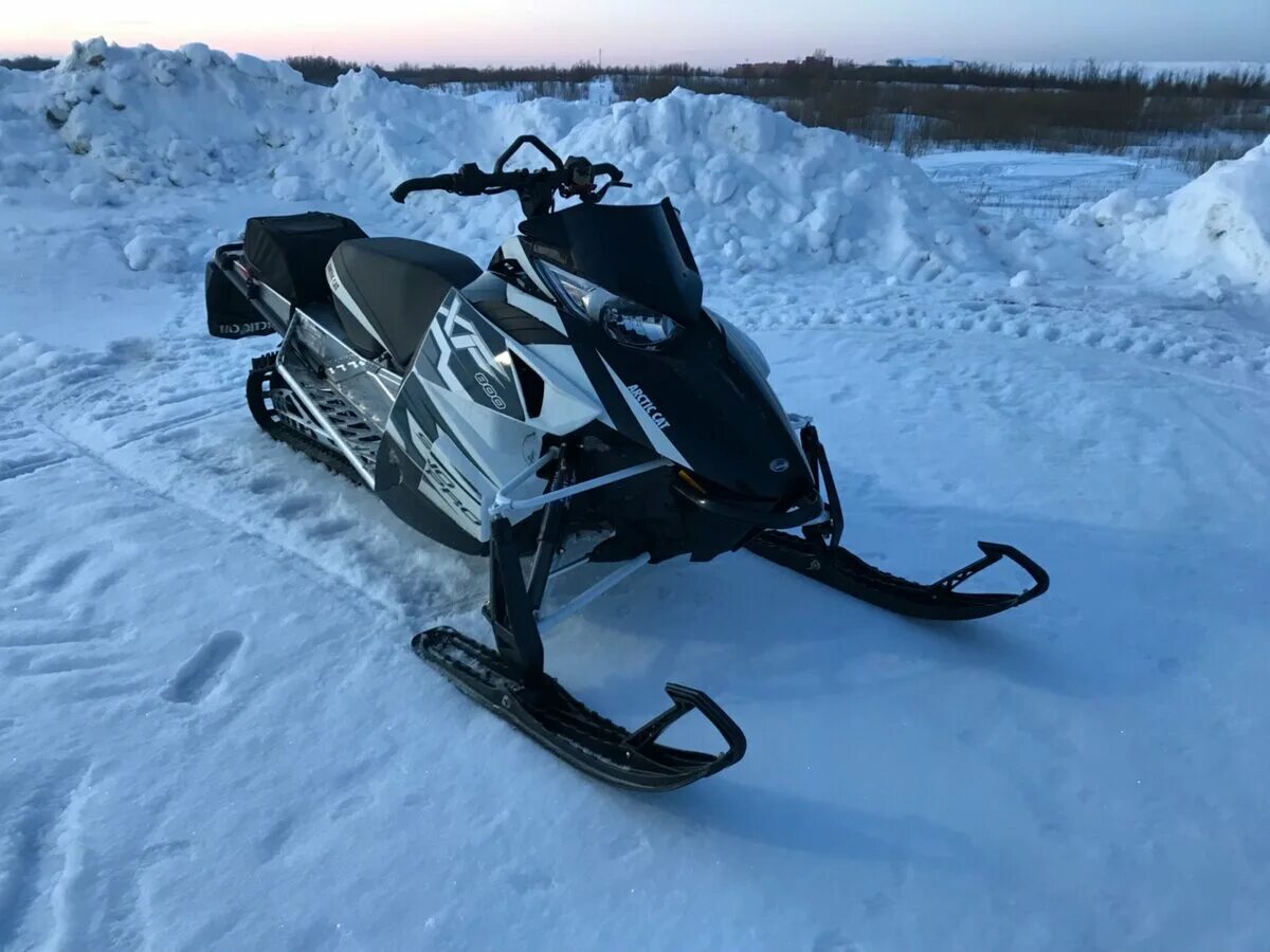 Купить снегоход в сургуте. Arctic Cat XF 800. Arctic Cat XF. Arctic Cat XF 800 154. Лыжи на снегоход Арктик Кэт XF 800 цветные.