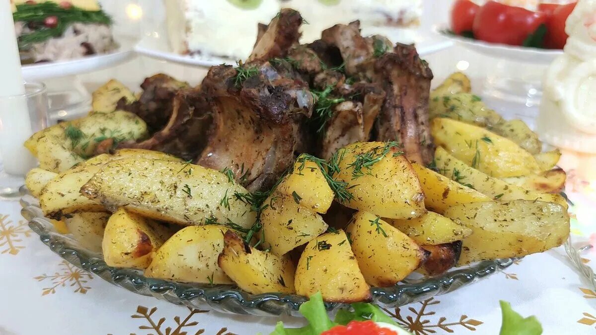 Как вкусно приготовить ребра свиные с картошкой. Ребрышки с картошкой. картофель с ребрышками. рёбрышки в духовке с картошкой. ребра с картошкой.