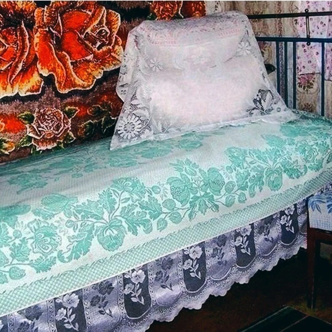 Советские покрывала. Советские покрывала на кровать. Советское покрывало. Подушки на кровати в деревне. Хата сброшены на пол подушки