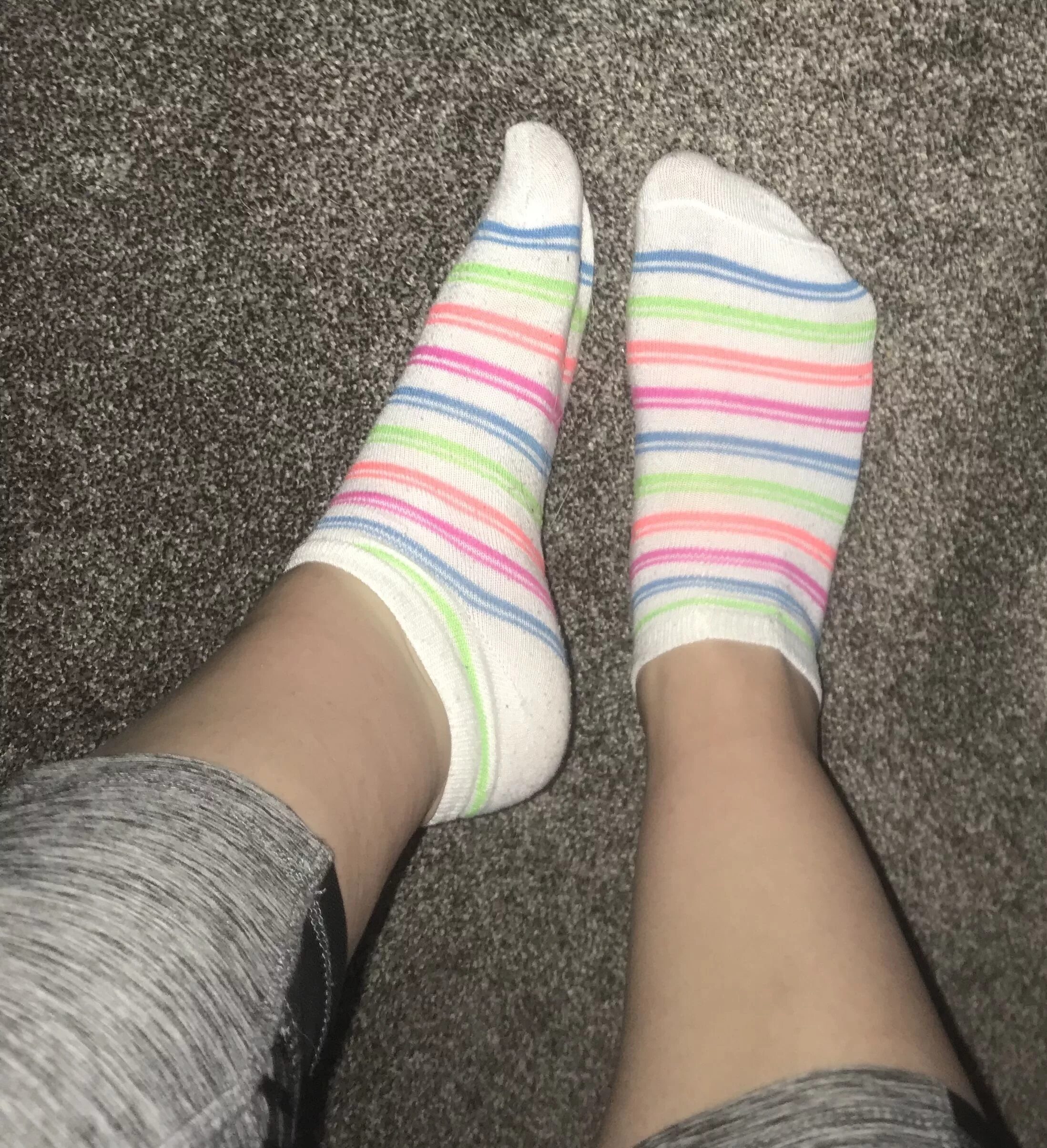Красивые ноги в носках. Носки на ногах. Ноги в носках дома. Ноги в носках дома. Женские ноги в носках.