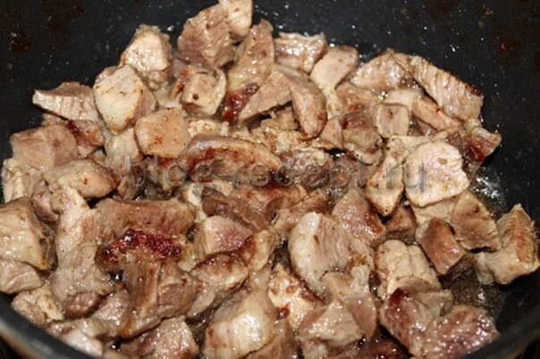 Рецепт мяса с луком на сковороде. Свинина жареная кусочками. Мясо жареное на сковороде с луком. Жареная свинина на сковороде. Жареное мясо на сковороде свинина с луком.