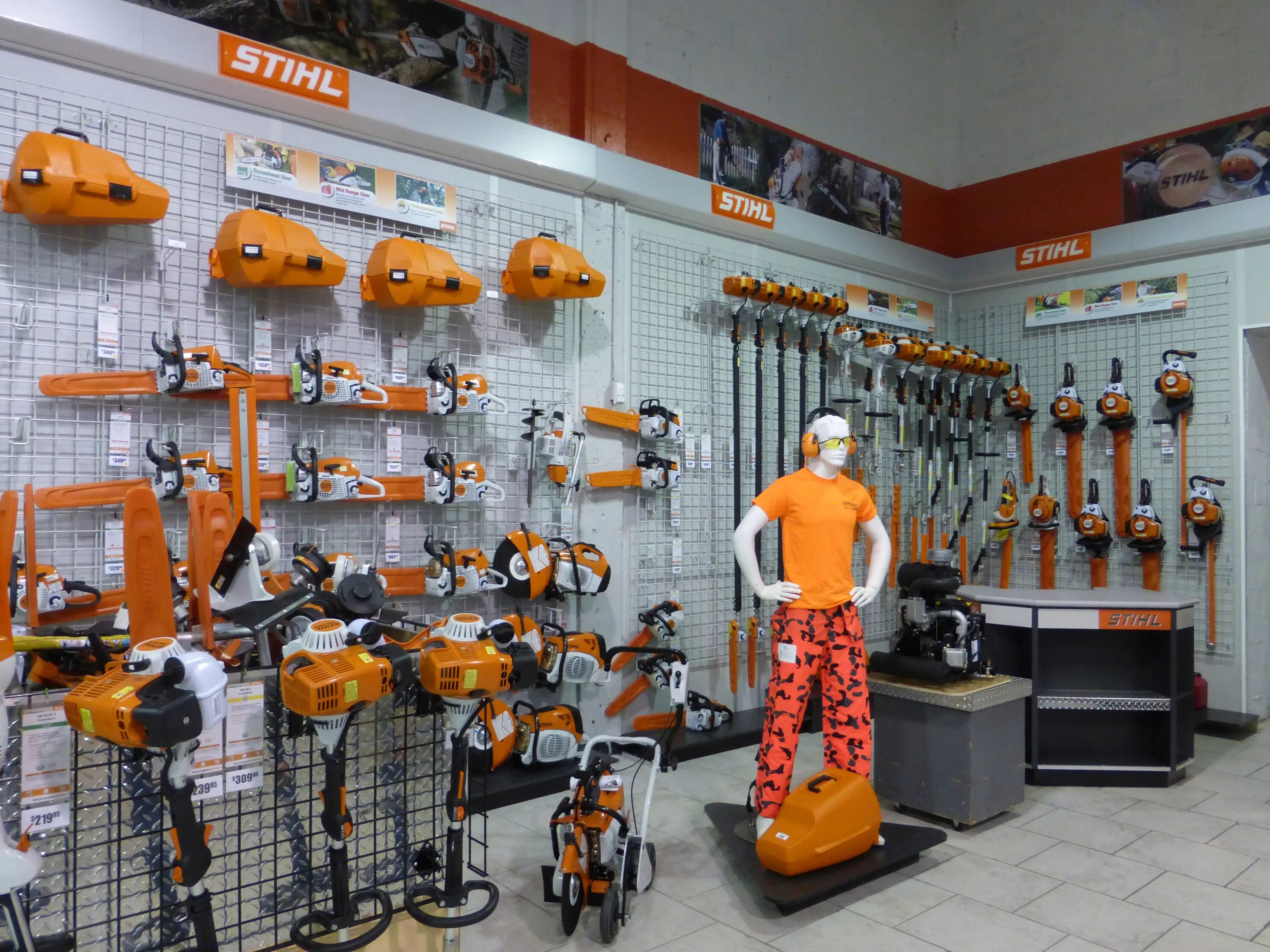 Штиль смоленск. Витрина Stihl. Магазин штиль в Калининграде на Московском. Магазин штиль в Ростове на Дону. Стенд штиль.