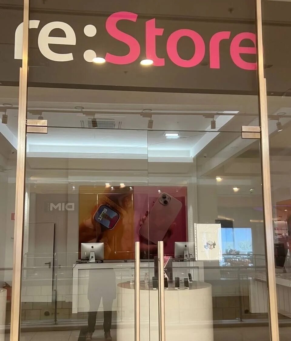 Почему закрыли айфон. Магазин айфонов. Магазин iphone Store. Apple в магазинах России. Магазин Apple Store в России.