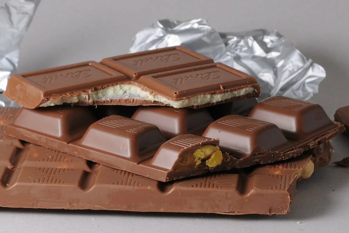 Какая шоколадка лучше. Плитка шоколада. Шоколадная плитка. Плиточный шоколад. Дорогие шоколадки.