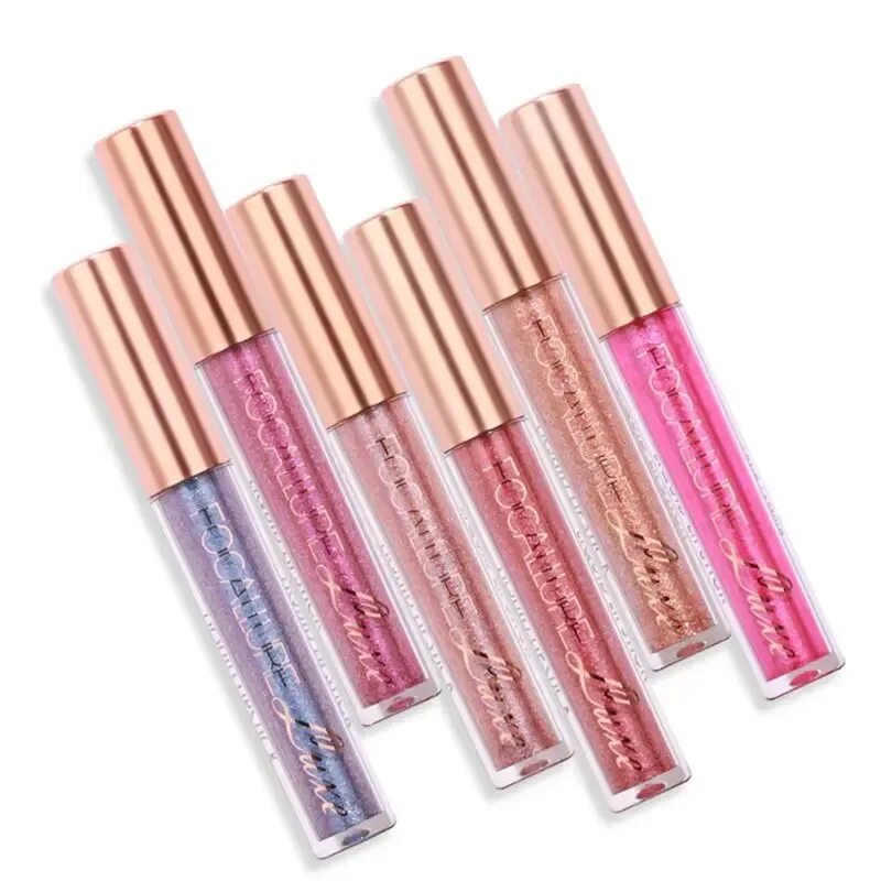 Как выглядит блеск. Lip gloss помада блеск. губы с помадой с блеском с блеском. блеск для губ с блестками. блестящие губы в блеске.