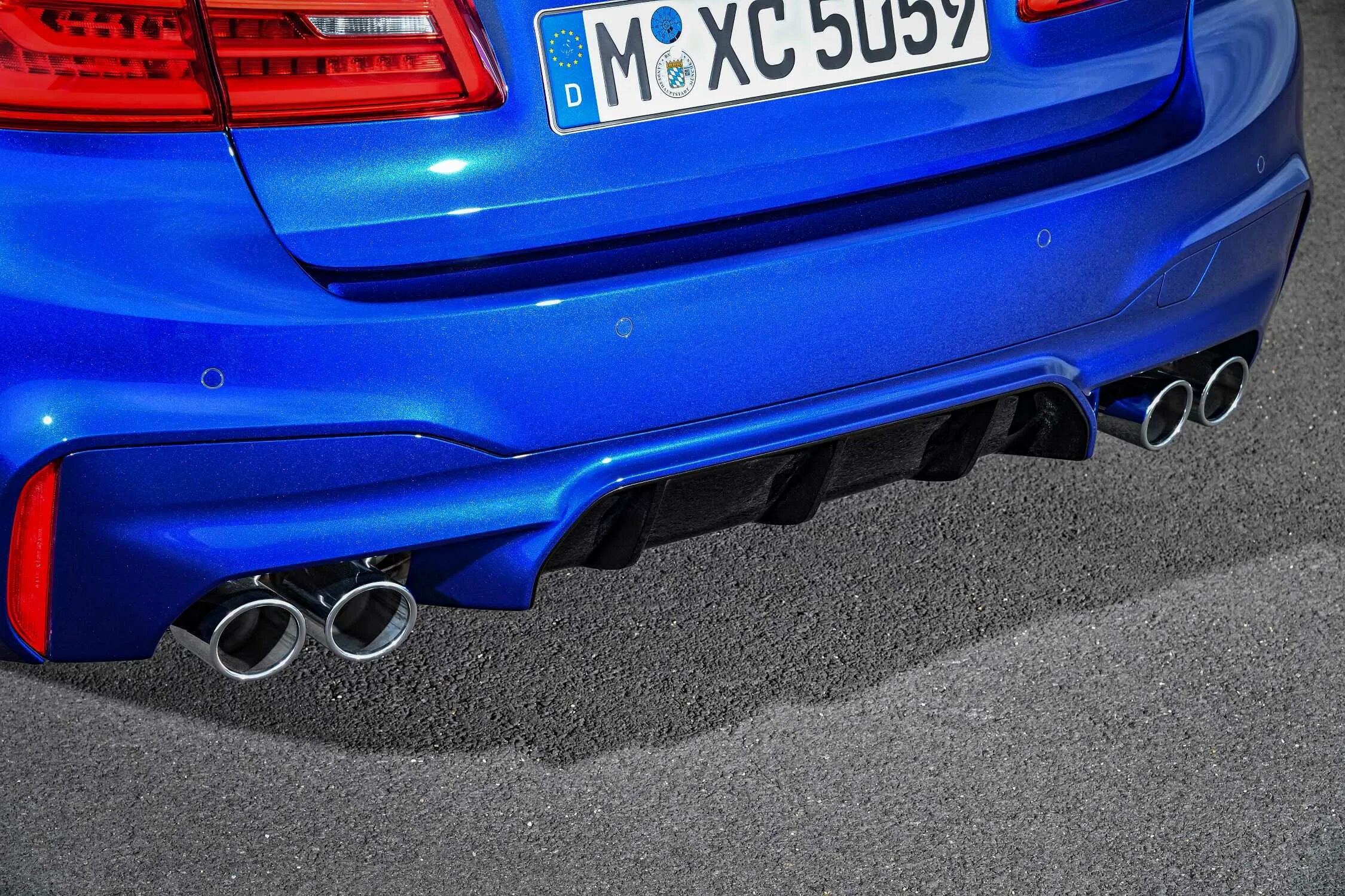 Выхлоп м5 ф90 звук. Bmw m5 f90 выхлоп. выхлоп бмв м5 ф90. выхлоп f90 bmw. bmw m5 f90 диффузор.