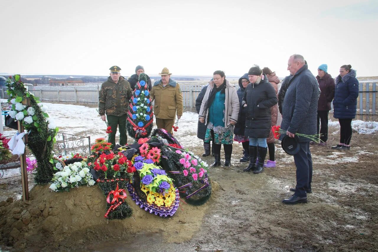 Фото ветеранов. Могилы погибших на Украине.