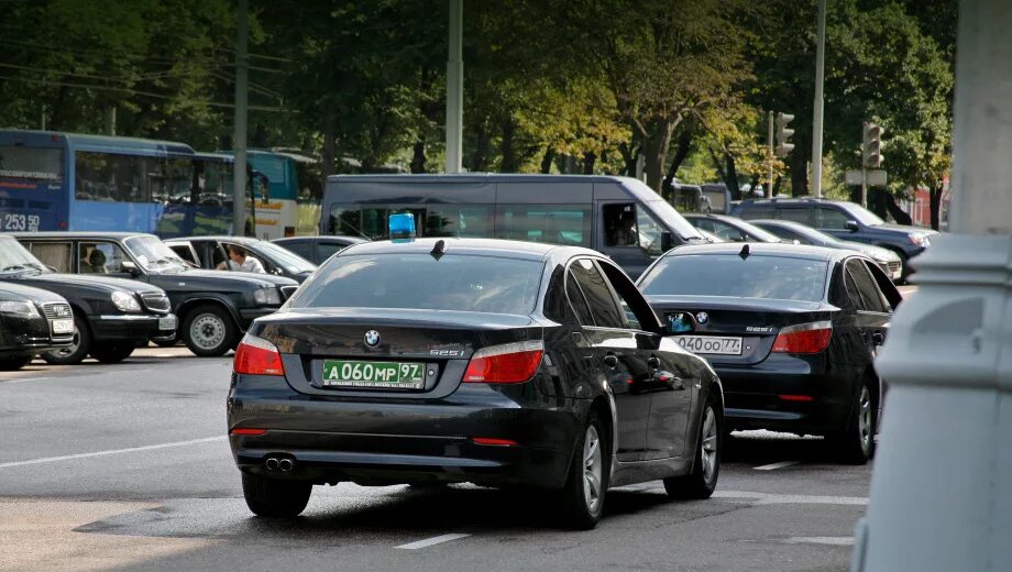 В первом номере зеленый. Номера машин. Зеленые автомобильные номера. Зеленые номера на машинах. Автомобильные номера зеленого цвета.