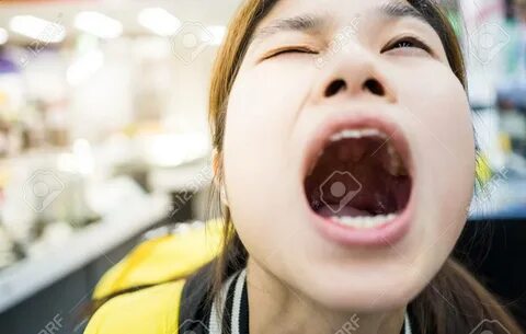 Asian girl opening mouth wide - 61102923.