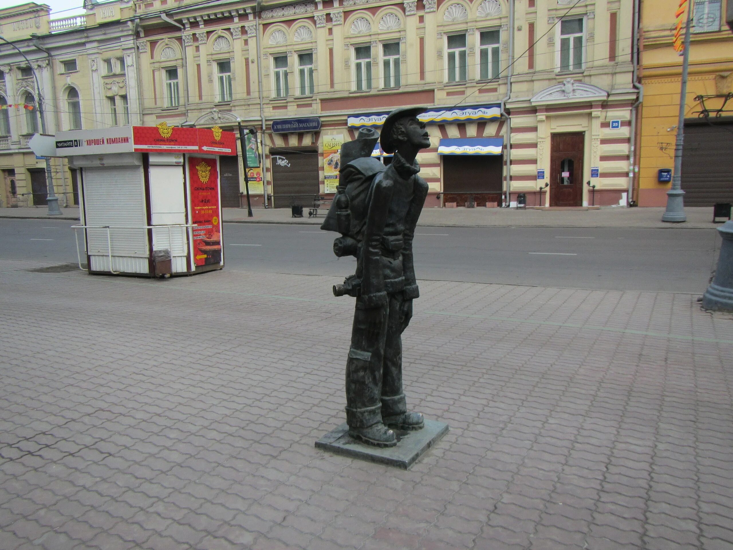 Весел иркутск. Скульптура туриста в Иркутске. Иркутск памятник путешественнику. Статуя туриста в Иркутске. Памятники культуры города Иркутска.