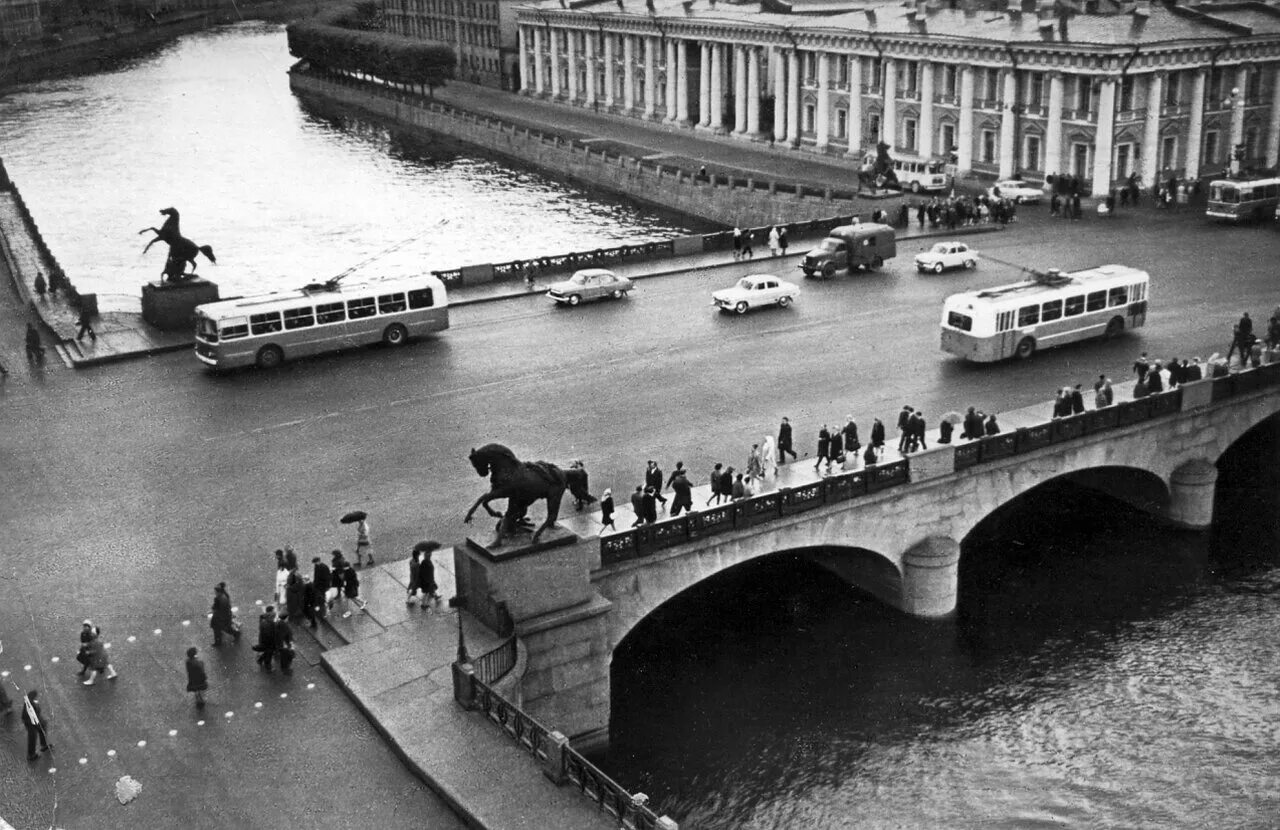 Ленинград аничков мост. Ленинград биржевой мост. Мосты ленинград ссср. Львиный мостик на канале грибоедова. Аничков мост в санкт-петербурге.