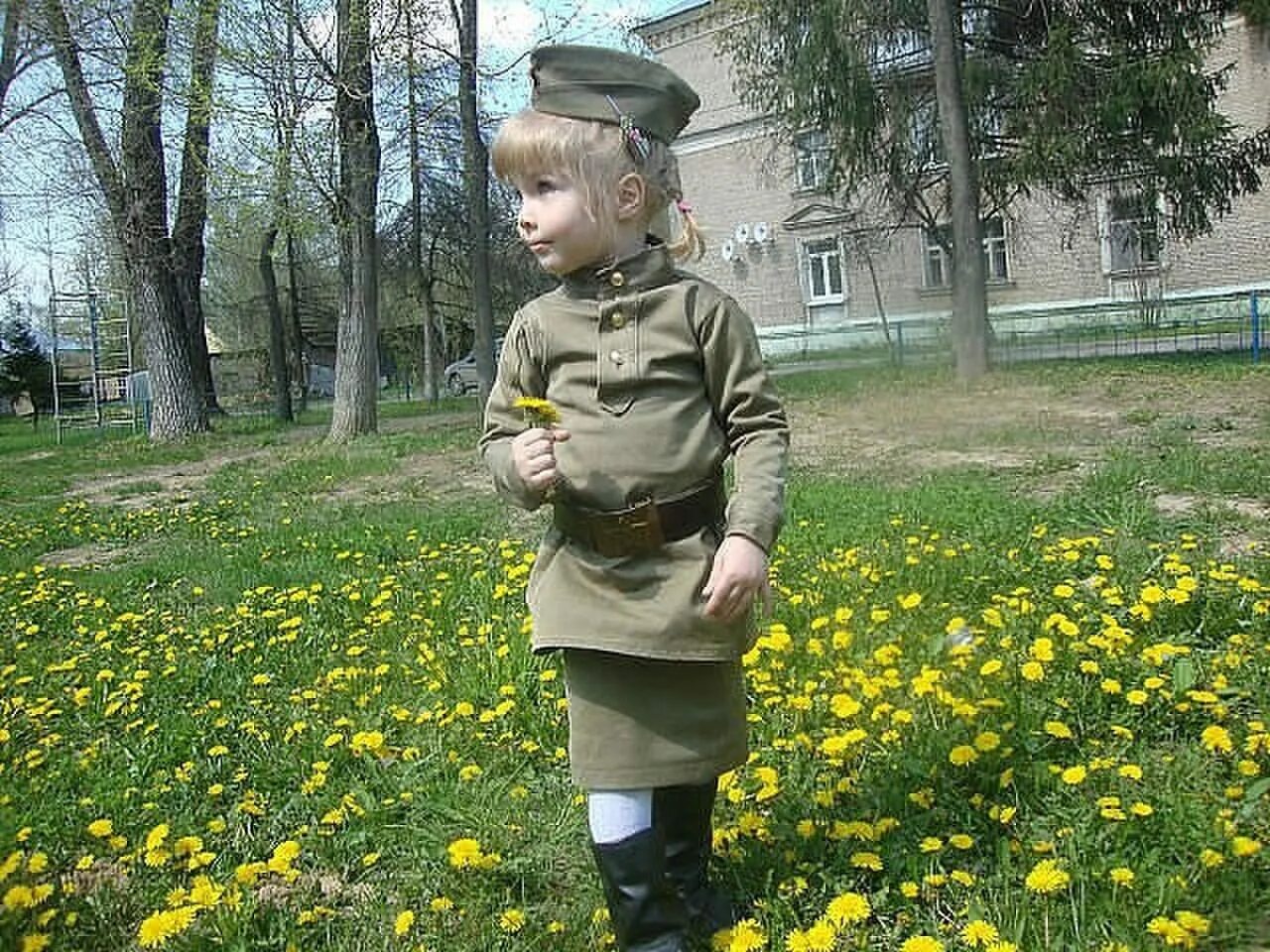 Маленькие дети 9 мая. Дети в военной форме. Детская фотосессия в военной форме. Девочка в военной форме. Малыши в военной форме на 9 мая.