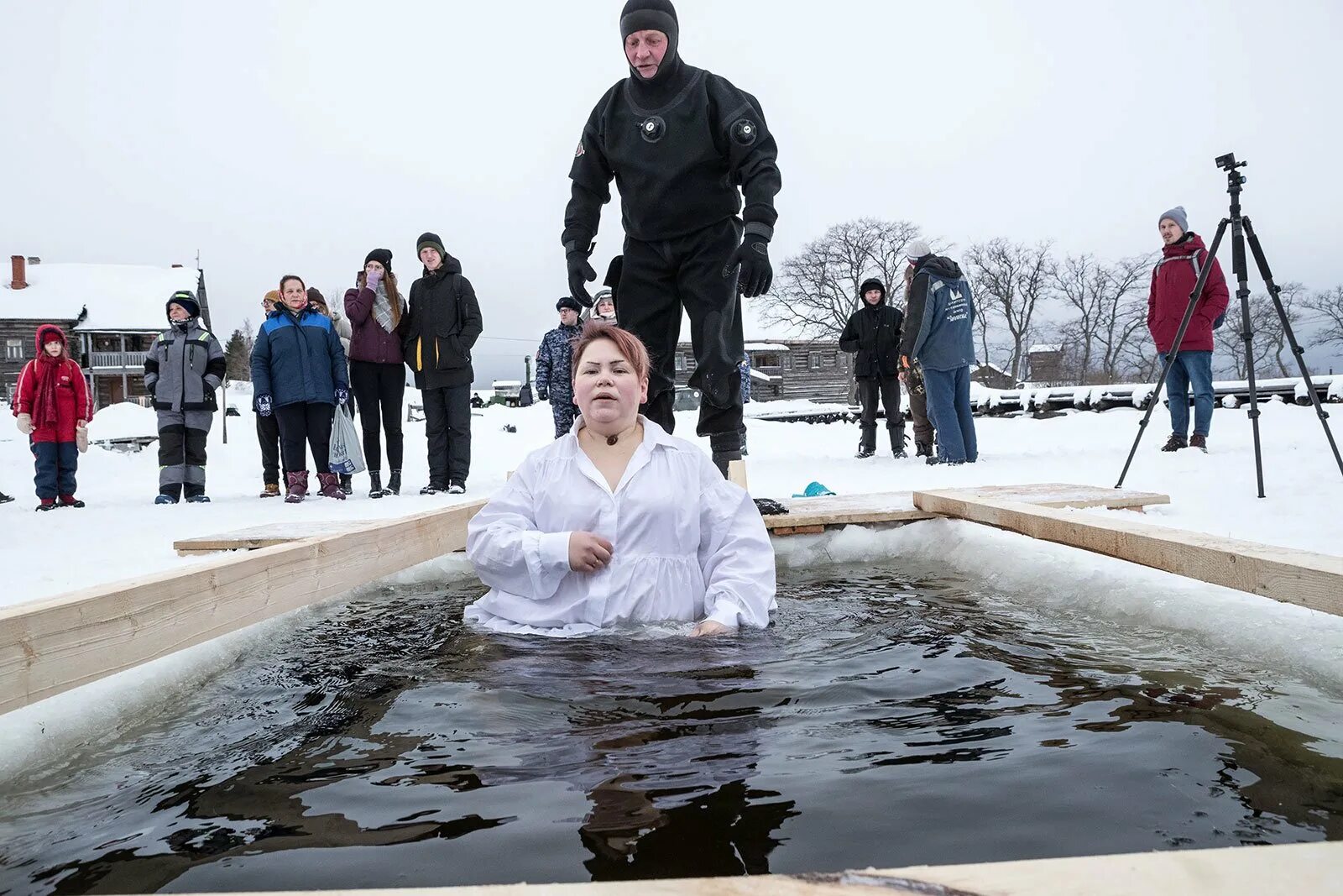 Крещение девушка под лед. Крещение в озере. крещение в ледяной воде. крещение погружение в воду. крещение карелии.