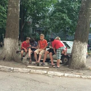 Песня во дворе играют