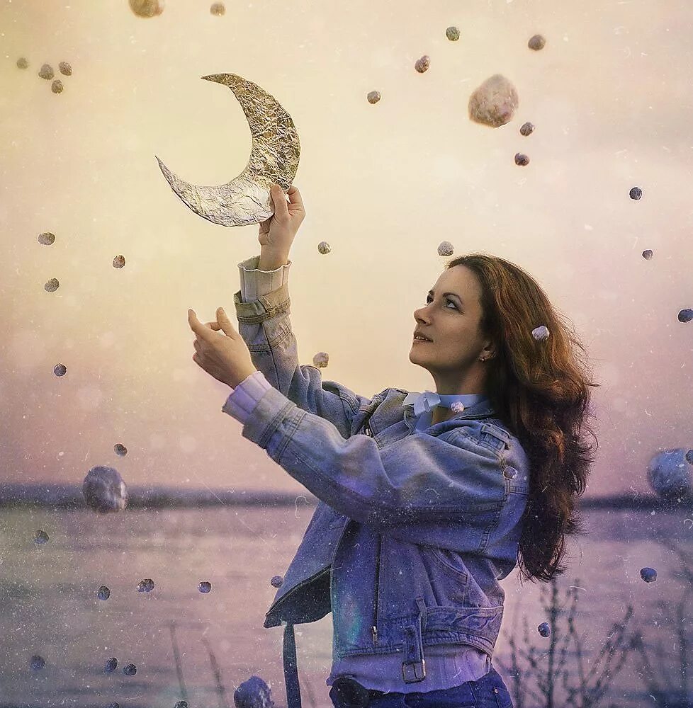 Фотосессия с луной. Месяц в руке. Тату полумесяц мужские. Месяц в руке. Тату месяц и звезды.