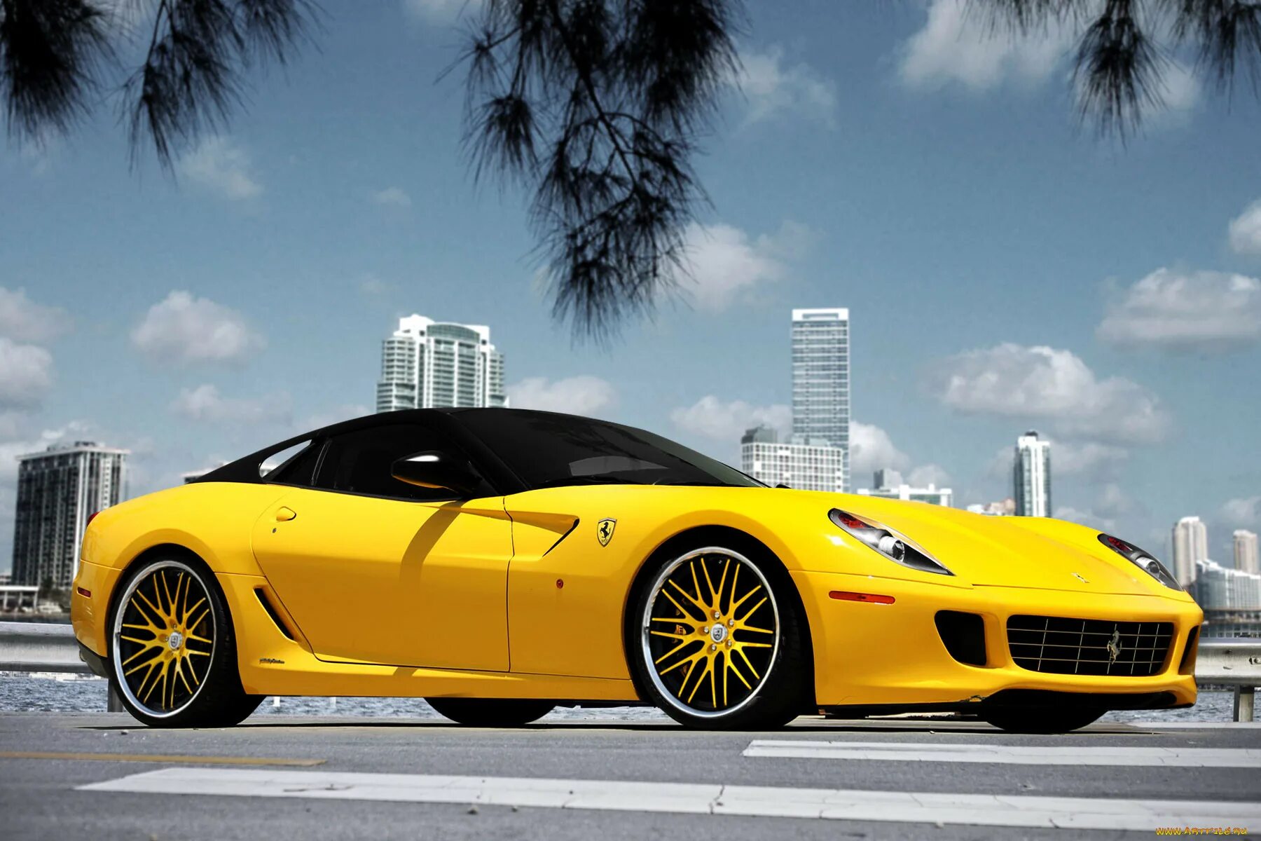 Феррари 599 GTB желтый. Феррари ф8 желтая. Желтая машина Феррари. Ferrari f8.