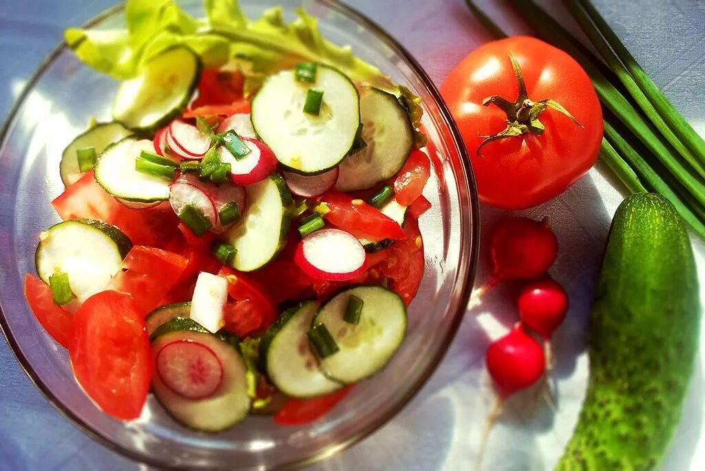 Рецепт редиска с огурцом. Огурцы и помидоры. Салат с помидорами и редиской. Салат огурцы помидоры. Огурцы помидоры редис.