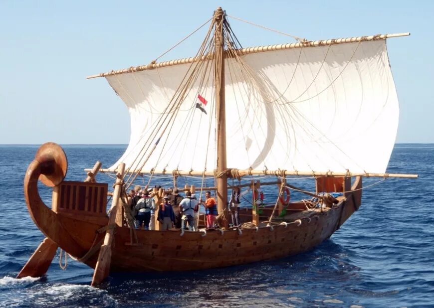 Ладья по другому. Финикия трирема. Греческая унирема "Арго". Унирема корабль. Лодка Триера древней Греции.