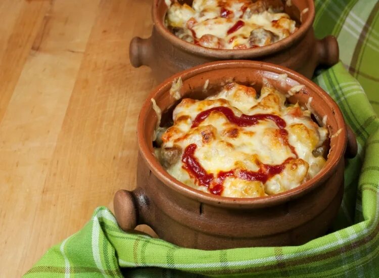 жаркое в горшочках с сыром. картошка в горшочках в духовке. запеканка из мяса в горшочках. мясо в горшочках. запеканка в горшочке в духовке.