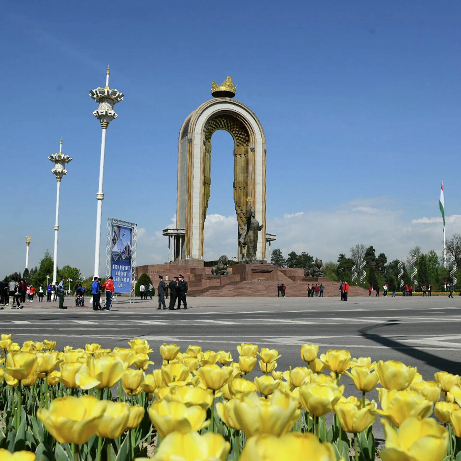 Пост душанбе. Душанбе столица памятник Самани. Город Душанбе 2021. Душанбе монумент 2022. Душанбе столица Таджикистана 2021.