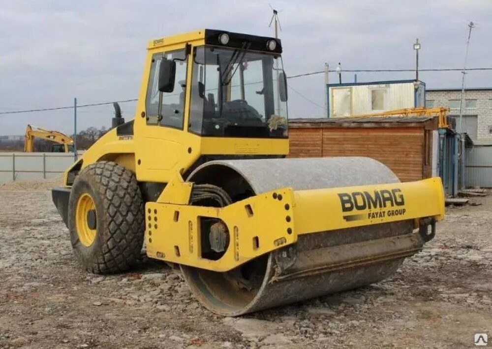 Тяжелый каток. Bomag BW 213 D-4. Каток грунтовый Bomag bw213 d4. Каток Bomag BW 213 D-4. Грунтовый каток Bomag 213.